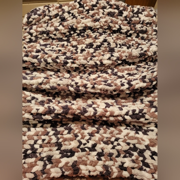 Chunky knit throw - Picture 3 of 3